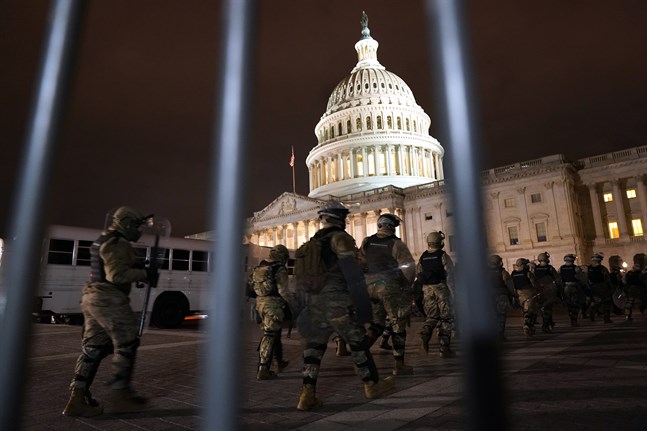 Delar av Washington DC:s nationalgarde på väg mot Kapitolium på onsdagskvällen.
