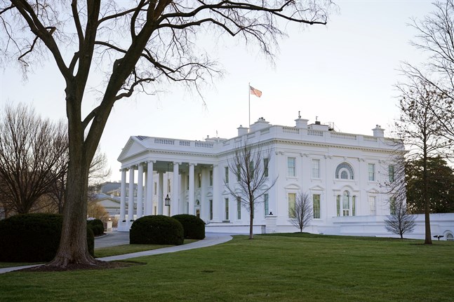Donald Trump kan inte stanna kvar i Vita huset en dag till, tycker Demokraterna, som vill att regeringen ska avsätta presidenten.