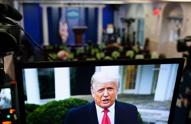 Trots flera uppmaningar att försöka gjuta olja på vågorna och mana till lugn fortsatte president Donald att pumpa ut sitt budskap om grovt valfusk och maningar om att inte låta "motståndarna" ta över makten. Till slut fick Twitter nog och raderade flera av presidntens inlägg och stängde av hans konto.