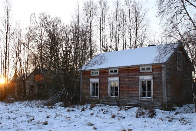 Bland annat en fastighet med två gamla bostadshus finns till försäljning i Vexala.