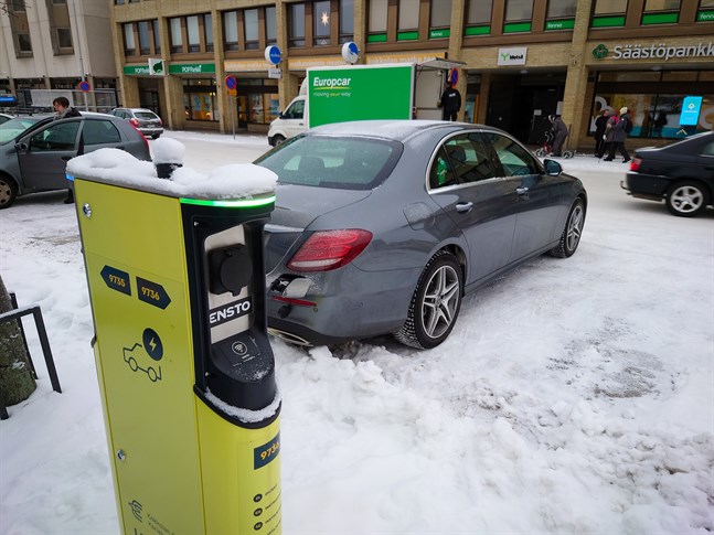 Karleby Energi har fem laddningsstationer i Karleby. Denna finns vid Salutorget.