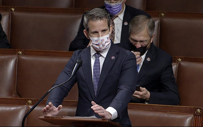 Republikanen och representanthusledamoten Adam Kinzinger vill att författningens 25:e tillägg utlöses och president Donald Trump avsätts från sin post.