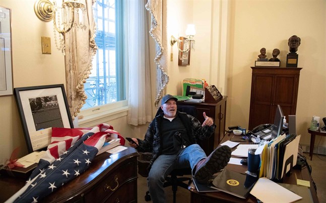 En Trump-anhängare tog sig hela vägen in till demokraten Nancy Pelosis kontor. Pelosi är representanthusets talman.