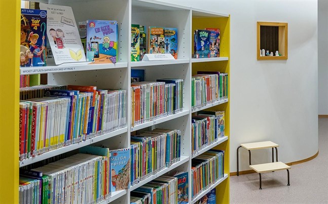 Pedersöre kommun vill sporra lågstadiebarns läsning under sommaren. Som en del av sommarskolan ordnas en läskurs i juni.