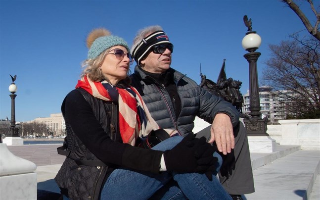 Robert och Kelli McDill från Kansas sitter utanför Capitolium dagen efter oroligheterna i USA:s kongress.