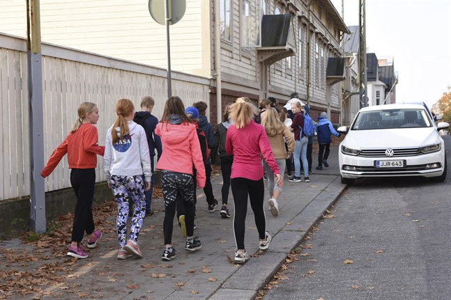 Institutet för hälsa och välfärd rekommenderar att barn över 12 år följer samma direktiv om munskydd som vuxna.