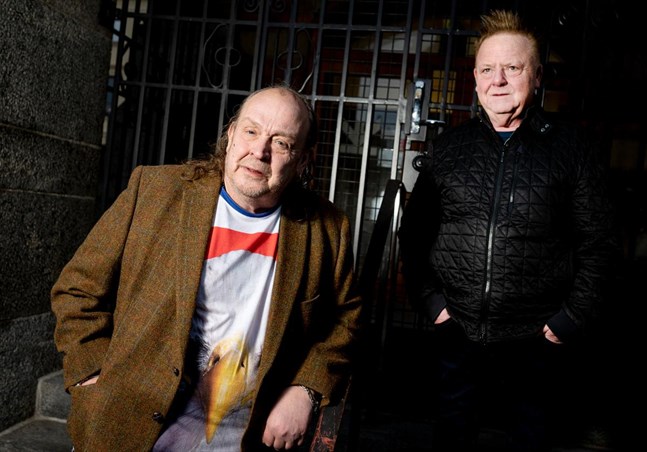 Sångaren Olle Jönsson och orkesterledaren Christer Ericsson från Lasse Stefanz är oroliga för framtiden. Dansbandet har fått säga upp all personal.