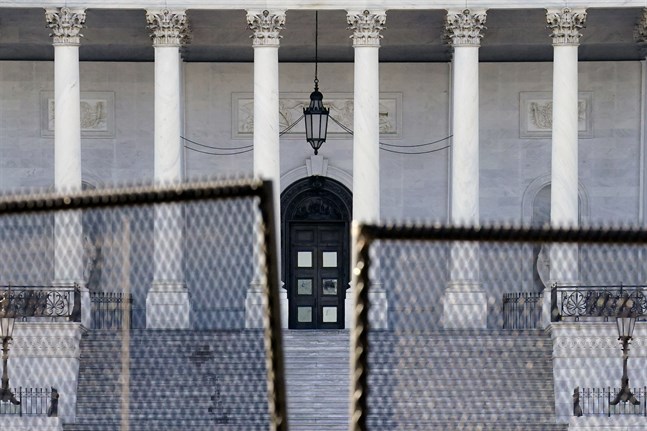 En kongresspolis i Washington DC har avlidit efter onsdagens upplopp vid Kapitolium.