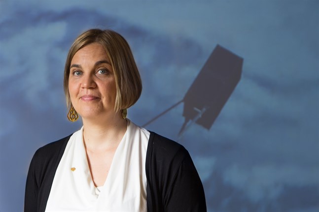 Professor Heini Kuusniemi leder projektet Incubus som fått nästan en miljon euro för att forska i hur små satelliter kan ge bättre navigering inomhus.