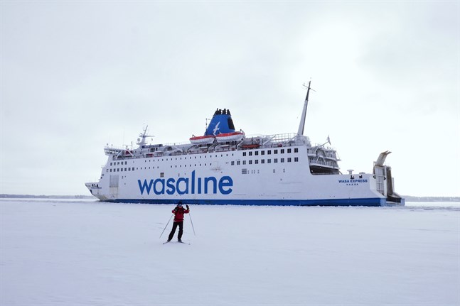 Wasaline fastande inte i isen 2020, trots tuffa förhållanden. Nästa år trafikerar färjan i betydligt somrigare förhållanden.