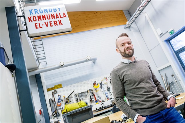 Kronoby kommunala elektricitetsverk grundades för snart hundra år sedan, sommaren 1921. Jim Sandbacka, 31, tillträdde som vd den första januari 2021.