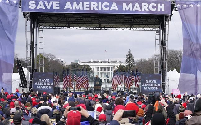 USA:s president Donald Trump under ett framträdande i onsdags, före våldsamheterna vid Kapitolium (i bakgrunden) i Washington DC.