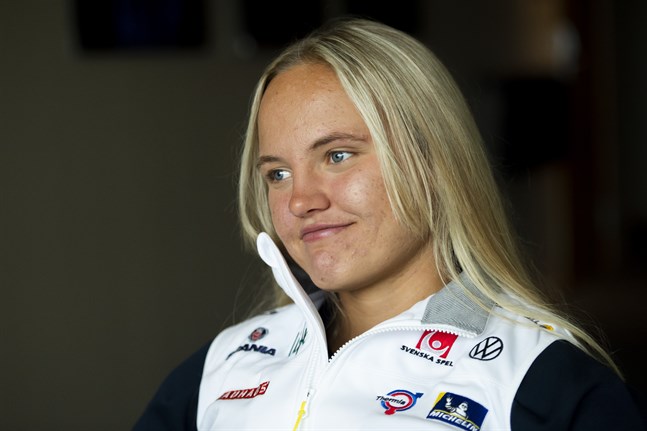 Linn Svahn kan tävla vidare i Tour de Ski sedan PCR-testet visat att hon inte har smittats av covid-19.