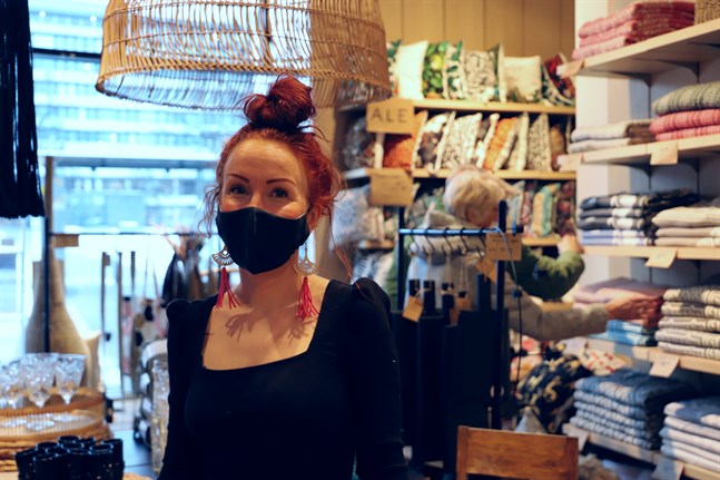 Mirkka Saarijärvi har arbetat som butiksförsäljare under tjugo år i Vasa. Hon tror på en framtid med upplevelser och betydelsefulla människomöten i centrum.