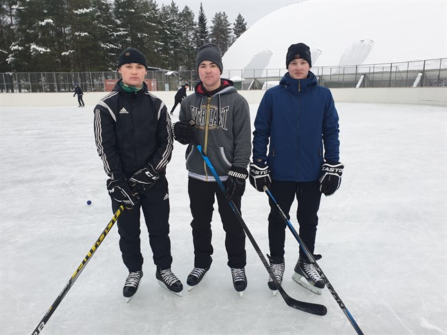 Alec Biskop, Oliver Biskop och Elias Sundell har väntat länge på att kunna skrinna utomhus.