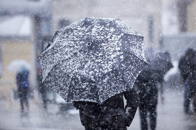 På tisdagen väntas ett kraftigare snöfall och stormbyar med en vindhastighet på upp till 20 meter per sekund, särskilt i södra och sydvästra Finland.