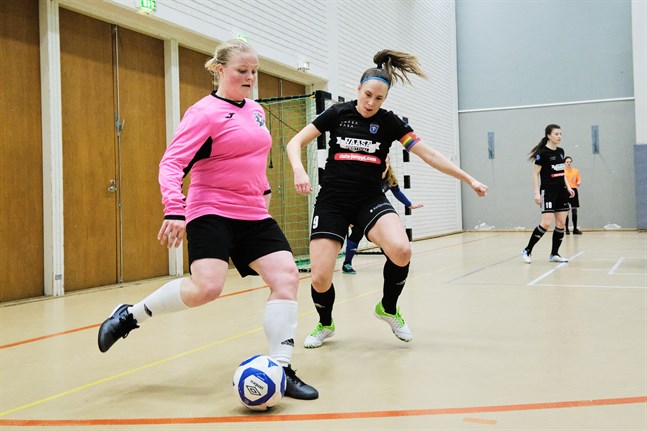 Bilden, där Maarit Vitikka är till höger, är från FC Sports match mot ACE i början av januari.