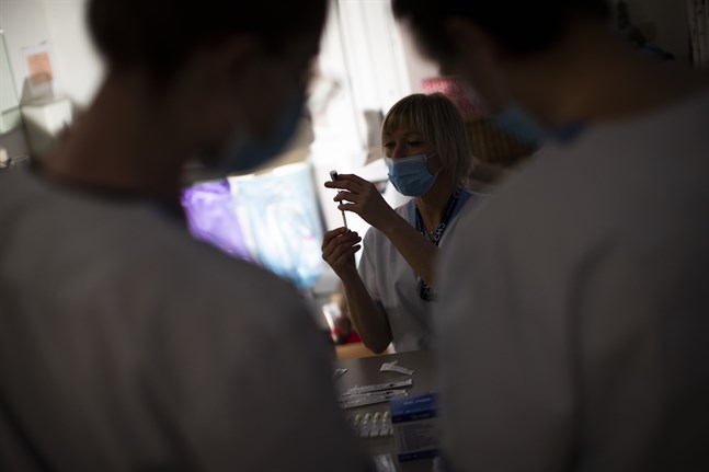 Vaccindoser för covid-19 förbereds på ett äldreboende i utkanten av den belgiska staden Namur. Arkivbild.