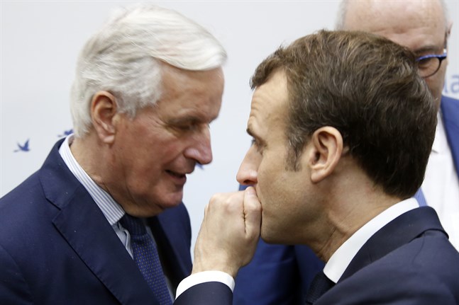 EU:s chefsförhandlare om brexit, Michel Barnier, tillsammans med Frankrikes president Emmanuel Macron på en jordbruksmässa i Paris 2019.