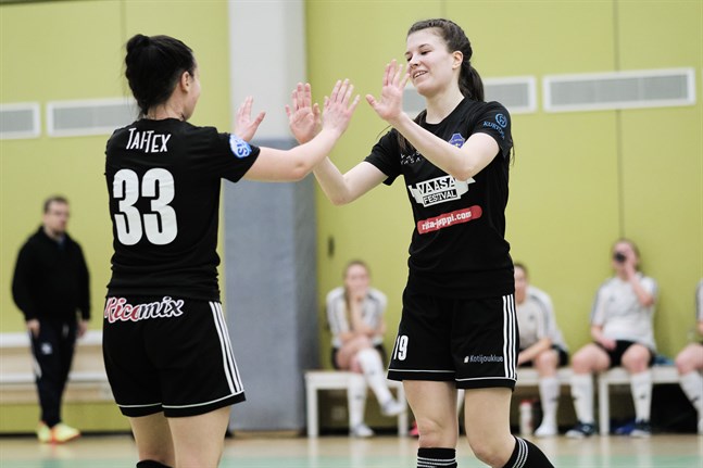Anni Rintanen, till höger, var matchens stora profil. Här firar hon ett av sina mål med Tiialeena Hakala.