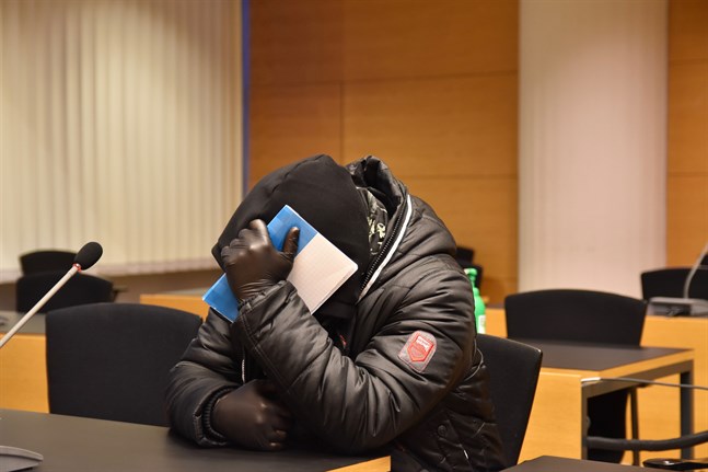 Den man som står åtalad för att ha iscensatt sin tidigare svärfars död bestrider bedrägeriet. Helsingfors tingsrätt inledde behandlingen av det uppmärksammade fallet på måndagen.