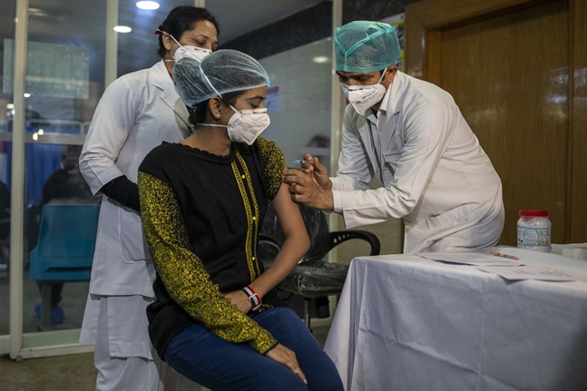 Vårdarbetare övar på att ge covidvaccin i Delhi i början av januari.