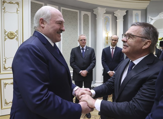 Belarus president Aleksandr Lukasjenko, vänster, och Internationella ishockeyförbundets ordförande René Fasel träffades i Minsk.