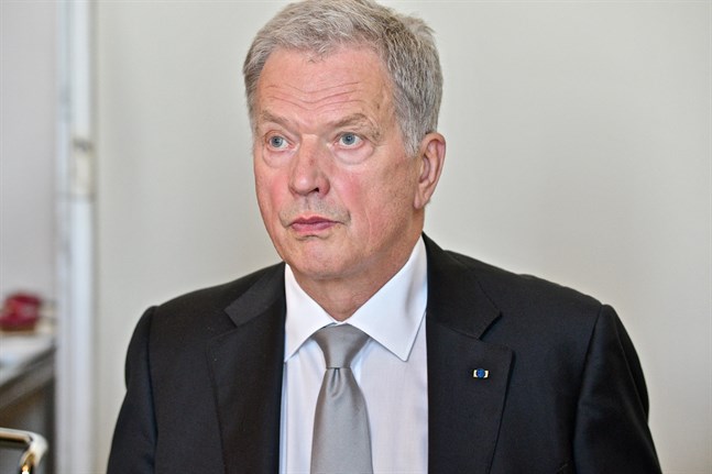 Sauli Niinistö skriver i ett blogginlägg att självdisciplin fortfarande är den viktigaste åtgärden för att stoppa spridningen av coronaviruset.