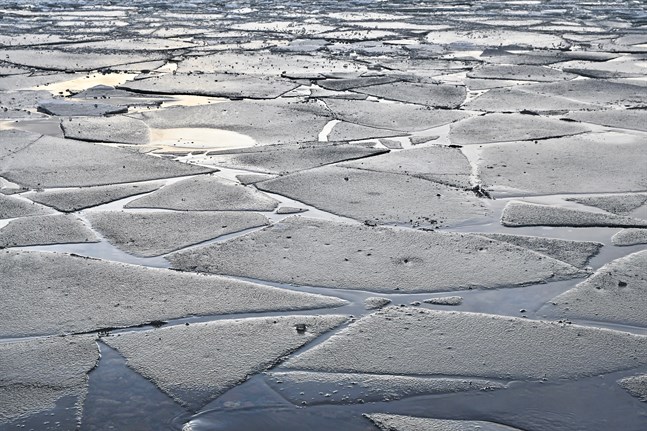 I västra och södra Finland har miljöcentralen inte kunnat genomföra mätningarna av isarnas tjocklek eftersom det inte har varit tillräckligt säkert.