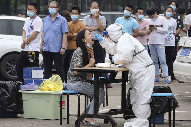 Anställda på en stor fabrik i Wuhan i Kina testas för covid-19, den 15 maj 2020. Det var i Wuhan coronaviruset upptäcktes i slutet av 2019.