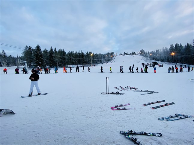 Det blev långa köer till liftarna då Bötombergen slog upp sina dörrar på fredagskvällen.