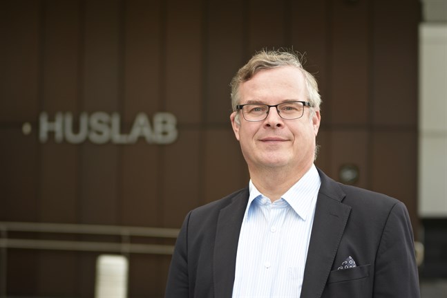 Lasse Lehtonen, direktör för diagnostik vid Helsingfors och Nylands sjukvårdsdistrikt, finns med bland experterna som kräver åtgärder för att stoppa epidemins framfart.