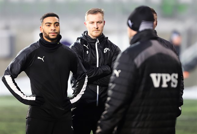 VPS första bollträning. Luqman Kassim och Riku Jääskä lyssnar på tränaren Jukka Karjalainens instruktioner.