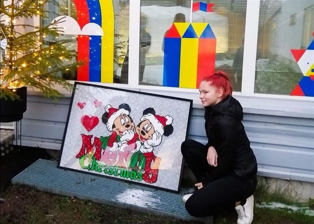 Yasmine Bodbacka donerade en pärltavla till barnavdelningen på Malmska sjukhus.