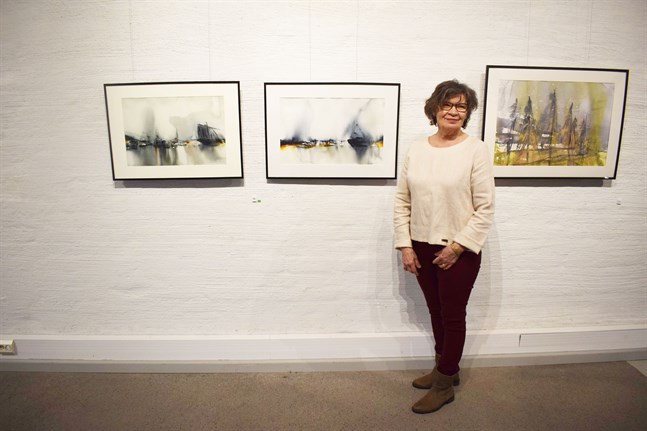 Kerstin Sunabacka med målningarna "Peace at the Port", "Down by the river" och "Nousihan Suomi - Finland" som alla är en del av utställningen "Av luft och ljus".