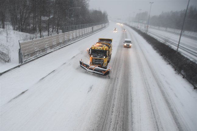 Snöstormen Toini trasslade till trafiken i sydvästra Finland riktigt ordentligt på tisdagen.