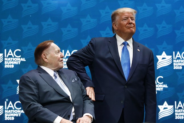 President Donald Trump och hans största bidragsgivare, Sheldon Adelson. Arkivbild.