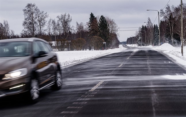 Under måndagen kan vädret ställa till det för trafikanter och fotgängare.
