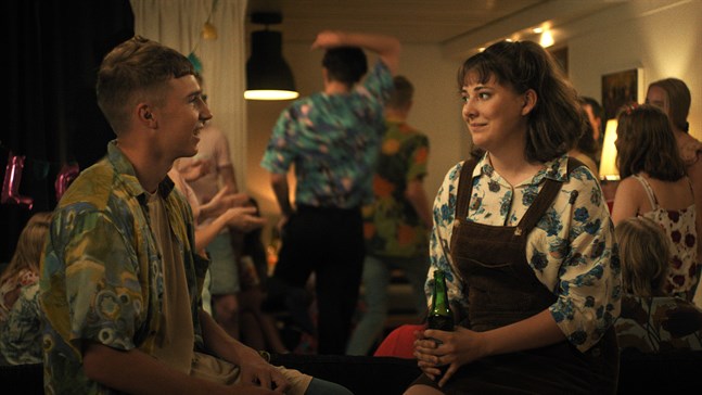 Calle (Walter Kloo) och Esther (Mathilda Kruse) trivs bra ihop i serien "Jag kommer".
