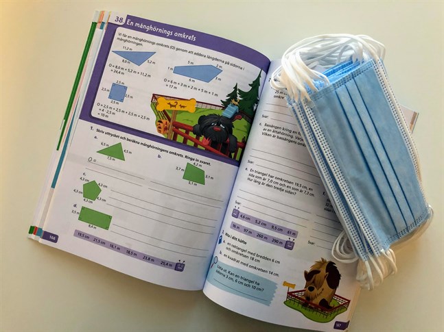 Nu hör också munskydd till sjätteklassarnas skolmaterial. Alla över tolv år ska följa samma munskyddsrekommendationer som vuxna, enligt nya anvisningar från THL.