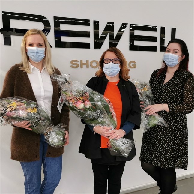 Paulina Sand från Aukia Brand Store, Sari Männikkö från Suomalainen kirjakauppa och Jenna Sederström från Vila tog emot utmärkelsen "Årets företag" i Rewell 2020.