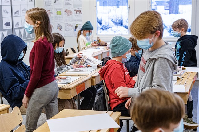 Efter påsk slopas munskyddsrekommendationen i skolorna inom Soites område. Bilden är tagen i Oxhamns skola i Jakobstad 2021.