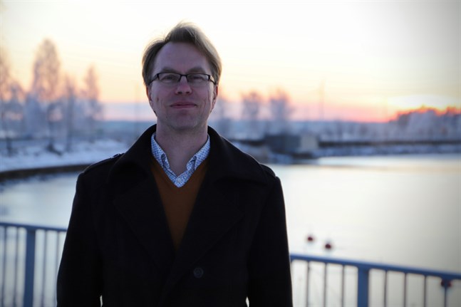 Petri Välisuo har forskat i vindkraftsbuller. Han säger att man måste hitta en balans mellan individ, samhälle och industri när det gäller placeringen av vindkraftverk.
