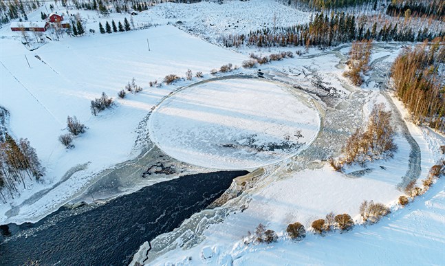 Ett cirkelformat, roterande isflak har bildats i Hjulkoskedan nedanfor Hjulforsen i Pedersöre. 13.1.2020.
