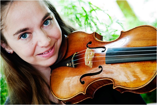 Violinisten Annemarie Åström medverkar i MÖK:s konsert på Kaustby kammarmusikvecka.