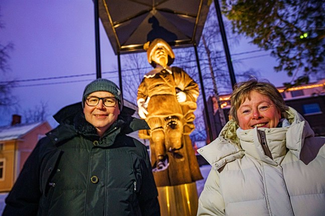 Kungastatyn i Karleby fick belysning och tak. Energis vd Mikko Rintamäki och Stina Mattila Karlebys stadsdirektör höll tal.