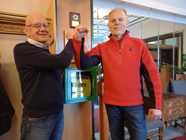 Stefan Anderson och Peter Grönqvist är glada över defibrillatorn.