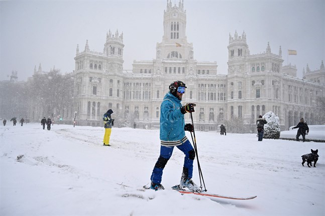 Cibeles-torget i Madrid i vinterskrud.