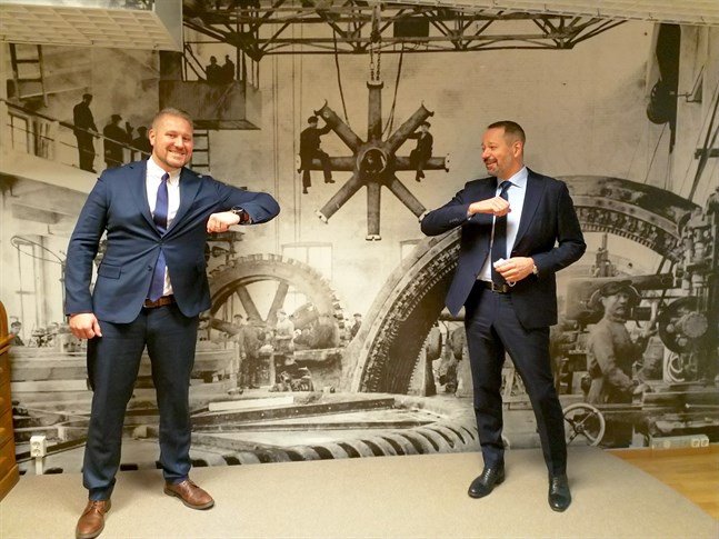 Henri Kinnunen och Tomas Harju-Jeanty skakar hand på coronavis.
