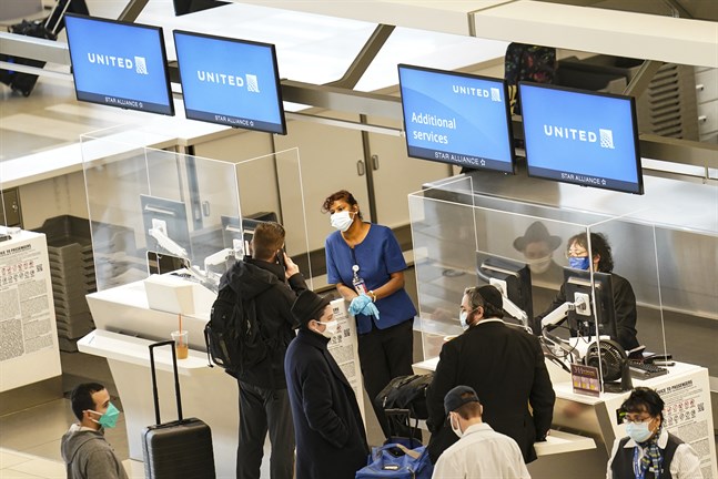 Resenärer väntar på att få checka in på LaGuardia-flygplatsen i Queens, New York. Från den 26 januari måste resenärer till USA ha testat negativt för covid-19 före avresa. Arkivbild.